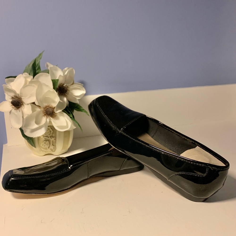 🔥MAKE OFFER🔥Array Freedom casual flats🔥